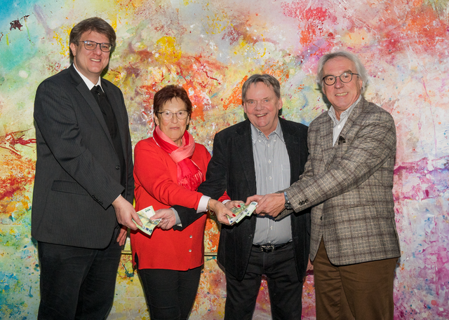 Franz Scherer liest Ludwig Thoma "Heilige Nacht" im Pfarrsaal von St. Jakob im Friedberg/Bayern. Musikalisch gestaltet von der ausgezeichneten Harfinistin Angelika Bubmann - Stadtpfarrer Pater Steffen Brühl SAC (links) Organsatorin MAtha Reißner und Altbürgermeister Dr. Peter Bergmair (rechts) und Franz Scherer bei der Spendenübergabe | Foto: FSeventfoto