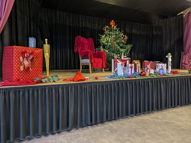 Franz Scherer liest Ludwig Thoma "Heilige Nacht" im Pfarrsaal von St. Jakob im Friedberg/Bayern. Musikalisch gestaltet von der ausgezeichneten Harfinistin Angelika Bubmann - Aufführung auf weihnachtlich geschmückter Bühne | Foto: FSeventfoto