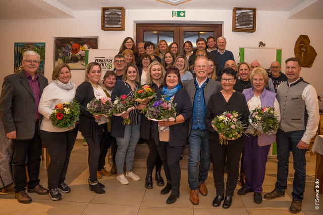 Kreisverkehrswacht Aichach-Friedberg - 1. Vorstand Helmut Beck (links) feierte mit aktiven Mitgliedern einen erfolgreichen Jahresabschschuss im Hause des 1. stellvertr, Vorstands Manfred Losinger (vierter von rechts).  Helmut Beck dankte allen Aktiven Mitgliedern für ihre Einsätze in allen Bereichen und vermittelte einen Ausblick auf die kommenden Aufgaben im Jahr 2025. | Foto: FSeventfoto