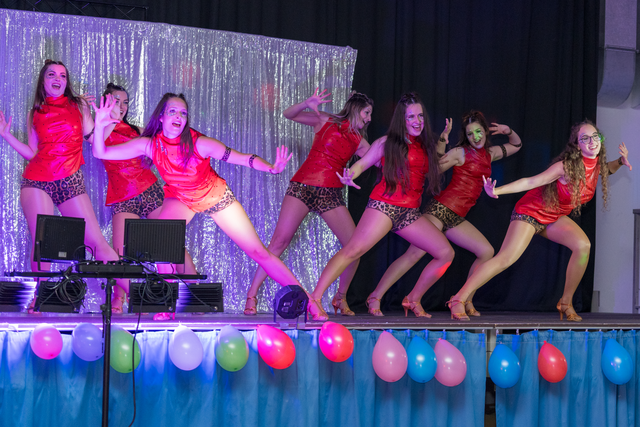 Männerballett Da Lachia Gersthofen e.V. - Die Showtanzgruppe der Gersthofener ADTV-Tanzschule DanceEmotion war bei der Premiere dabei | Foto: FSeventfoto