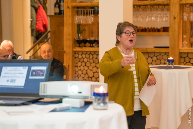 Kreisverkehrswacht Aichach-Friedberg - Jahresabschlussfeier 2024 - Christa Hanslik bei ihrem lyrischen Vortrag | Foto: FSeventfoto