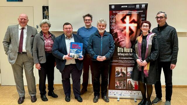Film als Kunstform und Bildungschance im Adelsrieder Bürgersaal: Regisseur Hermann Weiskopf (l.) folgte der Einladung von Bürgermeister Bernhard und zweitem Bürgermeister Ludwig Lenzgeiger | Foto: Hermann Weiskopf