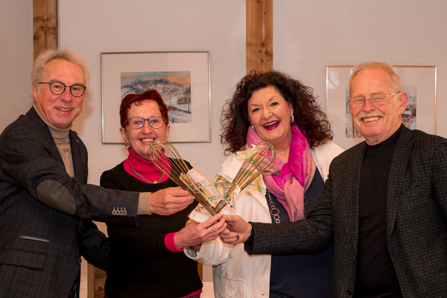 Benefiz-Dinner von Manfred Losinger und Sabina Scherer - Friedbergs Altbürgermeister und Vorsitzender des Fördervereins Krankenhaus Friedberg e.V. freute sich über die große Spendensumme. Im Bild v.: Dr. Peter Bergmair, Brigitte Losinger, Sabina Scherer, Manfred Losinger | Foto: FSeventfoto