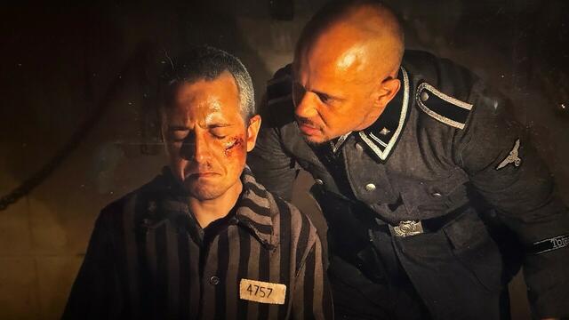 Im Leiden ein Leuchtfeuer der Menschlichkeit: Filmszene mit Pfarrer Otto Neururer (Lucas Zolgar) und dem Folterknecht der SS (Antonio Wannek).  | Foto: Hermann Weiskopf