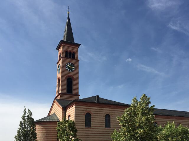 Als der Turm der alten Stadtpfarrkirche einstürzte, begrub er große Teile der Kirche unter sich. Viel konnte nicht gerettet werden. Das Altarbild von Johann Reismiller aus dem Jahr 1725 blieb jedoch erhalten und wurde nun restauriert, um es für kommende Generationen zu bewahren. | Foto: P. Steffen Brühl