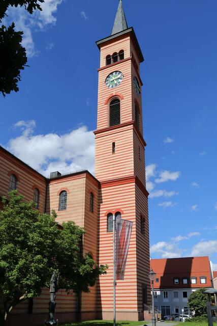 Die neue Stadtpfarrkirche St. Jakob steh an dem Ort der 1868 eingestürzten alten Stadtpfarrkirche. Aus den Trümmern konnte das Altarbild von Johann Reismiller geborgen werden. Das Gemälde feiert heuer sein 300. Jubiläum.  | Foto: Armin Lüders