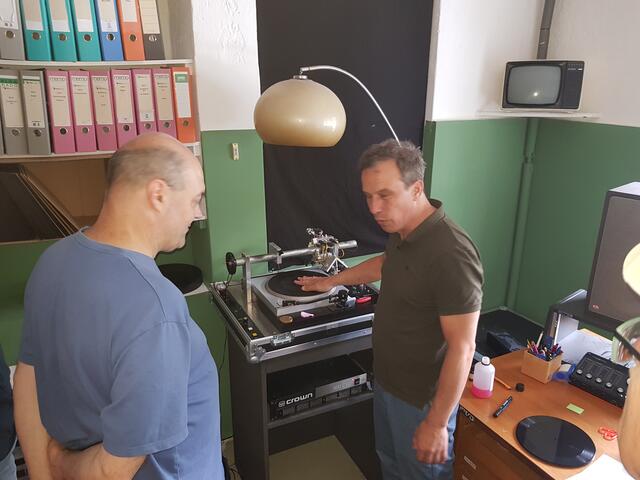 Links Bernd Schmid vom Radio- und Telefonmuseums in Wertingen, im Gespräch mit Moritz Illner, von der Schallplatten-Produktionsfirma Duophonic in Ausgburg . Illner erklärt gerade die Funktionsweise des Plattenschneidegerätes. 