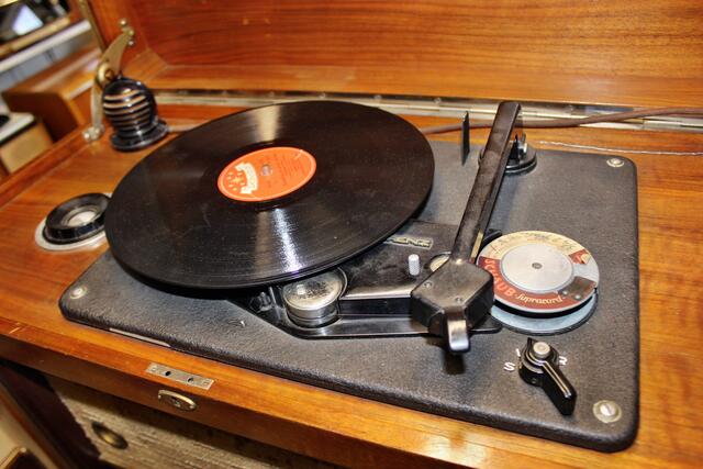 Hier ein tolles Radiogerät "Supraphon" mit Plattenspieler und Drahttongerät der Firma Schaub Lorenz aus dem Jahre 1953. Der Preis für dieses Gerät war 1430 DM, somit ein Luxusartikel.