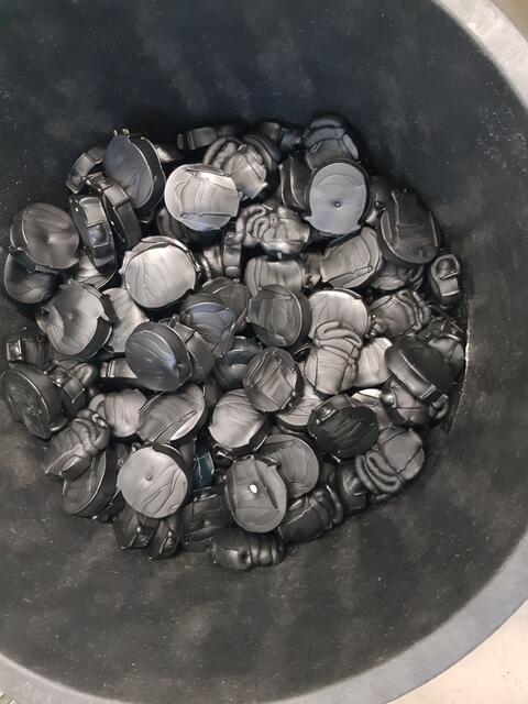 Schauen aus wie Eishockey-Pucks - aber aus jedem einzelnen Vinylrohling wird eine schwarze Vinylscheibe, eine Schallplatte bei der Firma Duophonic in Ausgburg.