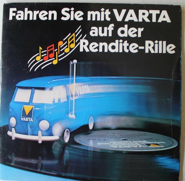 Viele Firmen ließen als Werbung Schallplatten produzieren - wie hier die Werbeplatte der Firma "Varta" Batterien. Der Gag bei dieser Platte war, dass Varta auch einen Batteriebetriebenen VW-Bus mit Varta-Werbung dazu verkaufte. Der Vinyl Killer ist der kleinste selbstlaufende Plattenspieler der Welt! Es dreht sich nicht die Schallplatte - der kleine VW-Bus fährt die Rille der Schallplatte entlang. Eine Nadel unter dem VW-Bus-Modell nimmt den Ton auf und gibt ihn über einen eingebauten Lautsprecher wieder ab. Der Vinyl Killer läuft auf 33rpm und benötigt für den Betrieb eine 9V-Blockbatterie.
