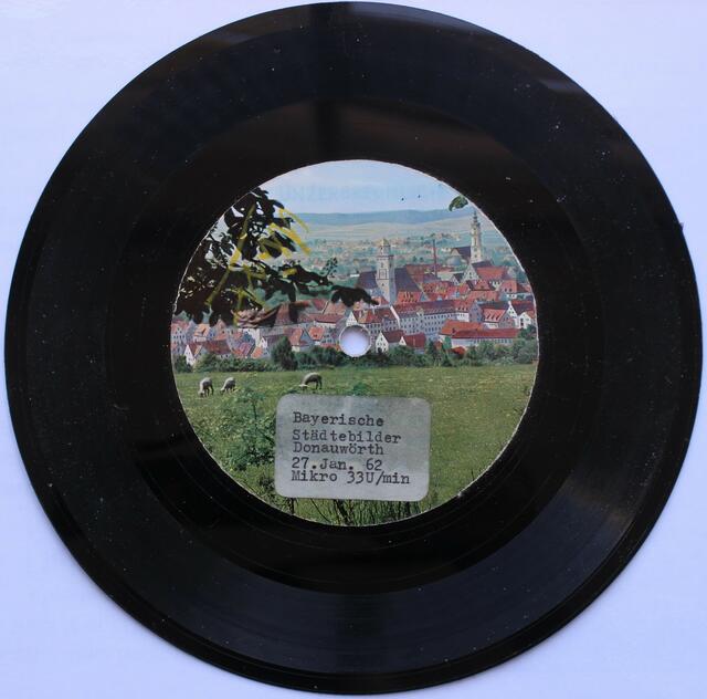 Auch diese Schallplatte "Bayerische Städtebilder" hier Donauwörth, stammt aus dem Tonstudio von Walter Klaus. Er hatte zwei Schallplattenschneidegeräte in seinem Tonstudio. Er war ein Spezialist in der Schallplattenproduktion und Aufnahmetechnik. Das Radio- und Telefonmuseum hat von seiner Tochter Frau Hölzle, sehr viele Exponate für das Radio- und Telefonmuseum erhalten. Danke dafür.