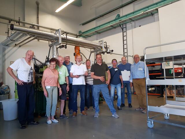 Die Mannschaft des Radio- und Telefonmuseums Wertingen in der Produktionshalle der Schallplatten-Hersteller-Firma Duophonic in Ausgburg mit einem der Firmenchefs Moritz Illner (4. von rechts).