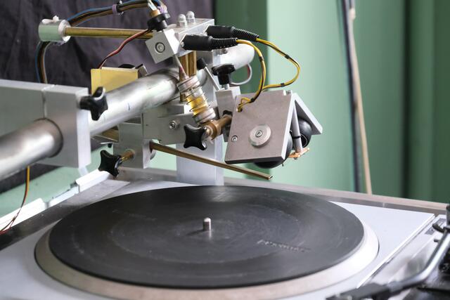 Die Schneidevorrichtung und der Schneidekopf des Plattenscheidegeräts, wo die Masterplatte geschnitten wird, von der dann die Prägeplatte hergestellt wird bei der Firma Duophonic in Augsburg. Hier werden heute wieder Langspielplatten und Singles produziert. 