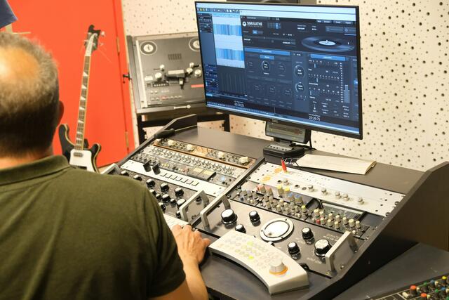 Hier wird die Musik gemastert, das heißt so optimiert, dass ein hervorragender Sound zustandekommt, der in Höhen und Tiefen durch die Schallplatte wiedergegeben werden kann. Auch Störungen oder unsaubere Töne können hier gelöscht werden. Das verlangt von dem Tontechniker, hier Moritz Illner ein exzellentes Gehör.