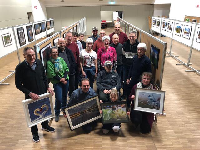 Foto: Die stolzen Hobbyfotografen aus Nordendorf mit v.l.n.r. Rainer Hurler "Schwanenliebe" (von Gerhard Eberle), Sieger Gerhard Eberle mit "Morgens um sieben", Lorena Faller mit "Meerschweinchen Bruno" und Karin Mordstein mit "Perlenkette". 