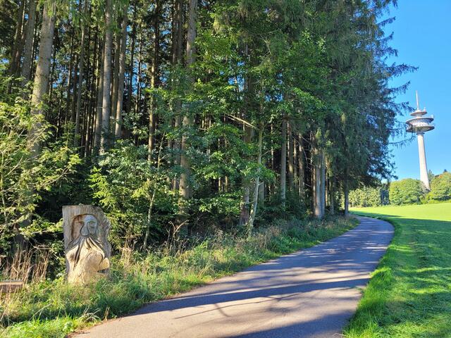 Vor dem Fernsehturm | Foto: Dr. Hubert Raab