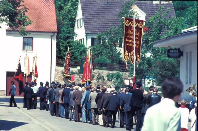 Festzug in späteren Jahren am Ende der Hauptstraße: Rechts das "Milchhäusle", rechts oben das umgebaute Haus der Familie Wolf mit dem mittigen Giebel.