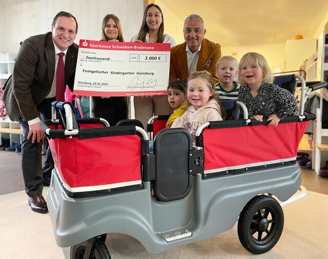 Der Vorstandsvorsitzende der Sparkasse Schwaben-Bodensee Daniel Gastl
(links) überreicht dem evangelischen Kindergarten einen Scheck über 2000 Euro. Davon konnte ein neuer Krippenbus gekauft werden, worüber sich vor allem die Kinder, aber auch Erzieherin Marina Zahm (Zweite von links), Einrichtungsleiter Christina Götz und Oberbürgermeister Gerhard Jauernig freuen.
 | Foto: Michael Lindner/ Stadt Günzburg