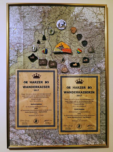 Einen Spleen hat jeder - und ich habe halt für die erwanderten Abzeichen eine Collage gebastelt, wobei die Abzeichen mit Heißkleber auf das Glas geklebt werden. Aber sonst geht es mir gut ...