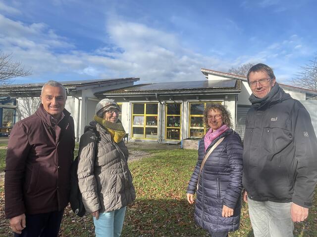 Günzburgs Oberbürgermeister Gerhard Jauernig (links) und Christian Geipel vom städtischen Bauamt freuen sich über die von der Sonnendach-Gesellschaft geschenkte Fotovoltaikanlage auf dem Dach des Kindergartens Kunterbunt in Wasserburg. Zur Übergabe kamen die beiden Gesellschafter Rita Jubt (Zweite von links) und Sonja Czermin. | Foto:  Michael Lindner/ Stadt Günzburg
