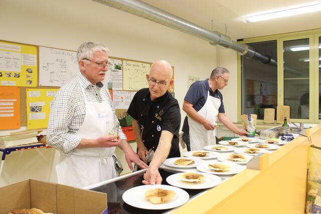Georg Lipp, Klaus Hill und Willi Buhmeier (von links) bereiten das Dessert vor.