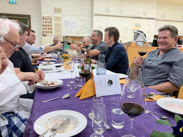 Hier schmeckts noch. Das Schweinfiletröllchen mit rotem Risotto war ein Gaumenschmaus erster Güte. Ralph Hausbalk genießt den passenden Rotwein dazu.