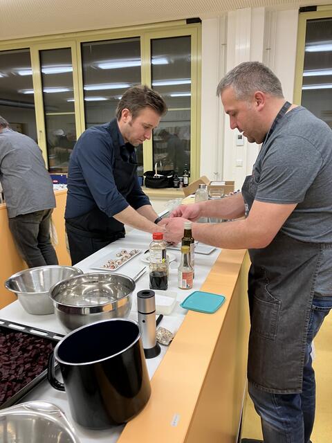 Eier trennen für die Mayonaise, Stefan Kaiser (rechts) und der Hospitant Bernard Höpfner.