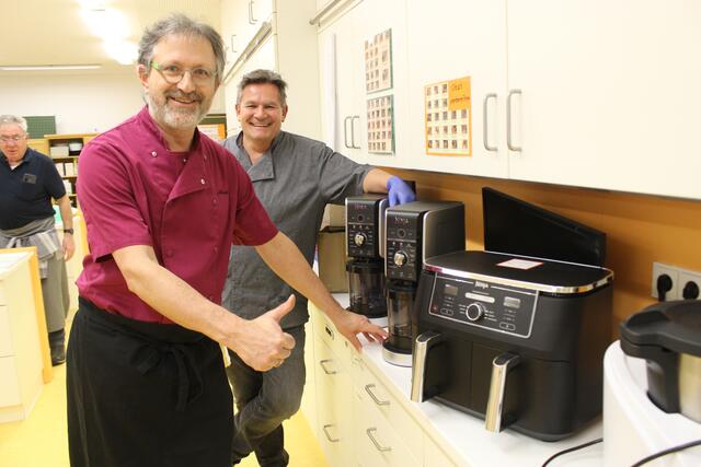 Drei Ninja Küchenmaschinen halfen an dem Kochabend bei der Zubereitung.
Alois Moosmiller und Ralph Hausbalk. Vorne links, die Heißluftfriteuse, für die Kartoffelscheiben fürs Amuse geule. In den hinteren beiden Ninja-Maschinen wurde das Joghurteis zubereitet.