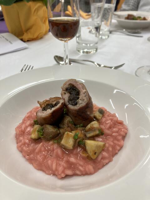 Sieht nicht nur schön aus - es schmeckt auch vorzüglich. Klaus Hill hat hier mit diesem Gericht wieder seine Kochkünste unter Beweis gestellt. - Schweineröllchen mit rotem Risotto und Kräuterchampignons.
