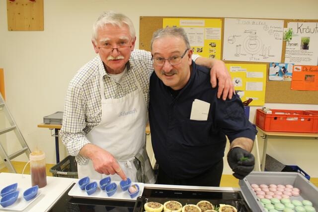 Man sieht den beiden den Spaß an, den der Kochabend allen bereitet. Links Georg Lipp und rechts der Boss, Artur Silva. Gnaz rechts die Macarons, die Klaus Hill zu Hause vorbereitet hat. Im Bild auch die Suppeneinlage, die Bratäpfel.