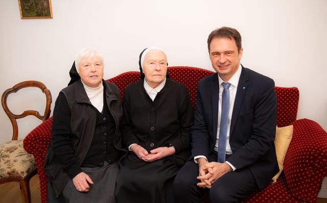 von links: Schwester Edith Krupp, Ehrenbürgerin Schwester Irma Staudinger und Oberbürgermeister Frank Kunz.
 | Foto: Jan Koenen / Stadt Dillingen 