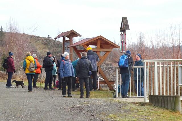 am Rastplatz an der Vorsperre mit der Stempelstelle der Harzer Wandernadel