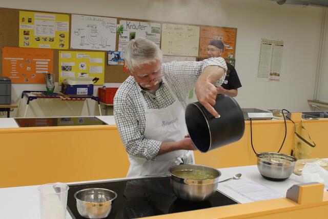 Die Apfel-Pastinaken-Schaumsuppe Suppe wird von Georg Lipp vorbereitet.