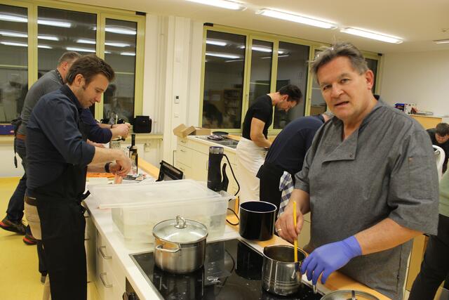 Ralph Hausbalk (rechts) erwärmt die köstliche Sauce, die Johannes Steichele zu Hause zubereitet hat. Ein Kochabend wäre für die Soßenzubereitung viel zu kurz. Links Bernhard Höpfner richte die Gelbe Rüben Rouladen her.