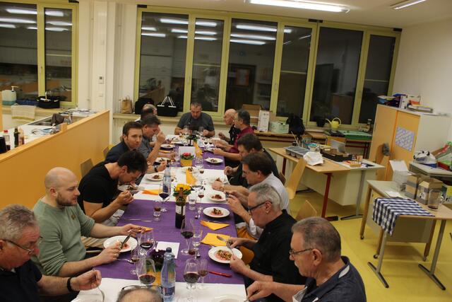 Geinsam kochen, gemeinsam essen, gemeinsam geniesen - ja das gibts beim Männerkochclub Wertingen. Dann noch gemeinsam abspülen und gemeinsam aufräumen und gemeinsam saubermachen - es war ein wirklich harmonischer Kochabend.