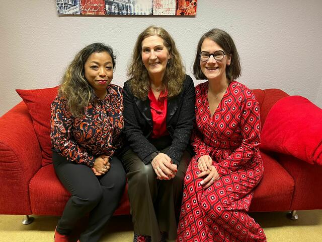 Pfarrerin Evelyn Koch (re) freut sich mit Hoby Rakotonindrina (li) und Evelin Plog (Mitte) über einen gelungenen Leitungswechsel | Foto: Thomas Peters