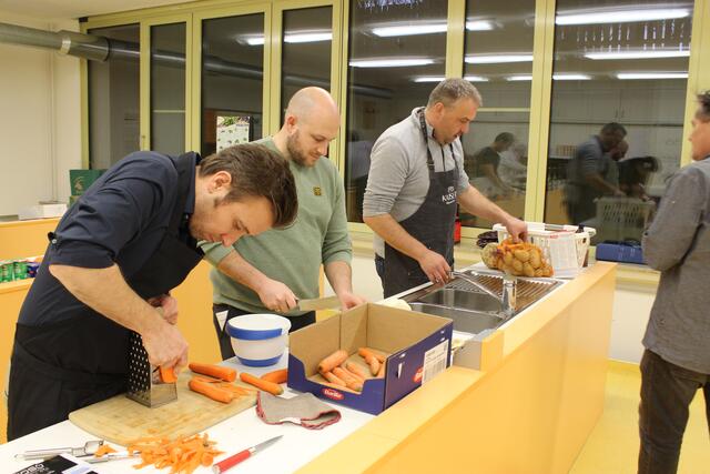 Zwei Neulinge - die schon ganz schön mit hinlangen mußten (von links) Bernhard Hopfner und Dominik Weissenburger. Stefan Kaiser, sucht sich die passenden Kartoffeln aus.