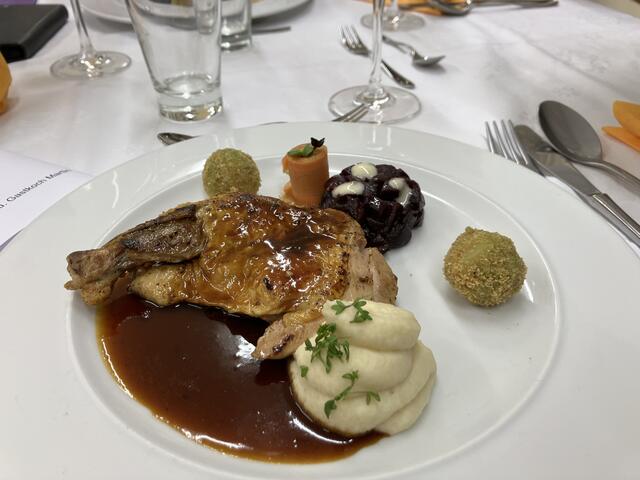 Sous vide garen ist in der neueren Küche immer öfter zu finden. Ist es doch eine schonende Art Speisen zuzubereiten. Hier das Hauptgerich perlhuhnbrust mit Selleriepüree, Smoky Rote Rüben, Rosenkohl und Möhrenroulade, vorgeschlagen und gekocht von Stefan Kaiser (Käserei Reißler). Es bedarf eine längeren Vorbereitungszeit aber dafür wird man dann beim essen mit dem vorzüglichen Geschmack belohnt.