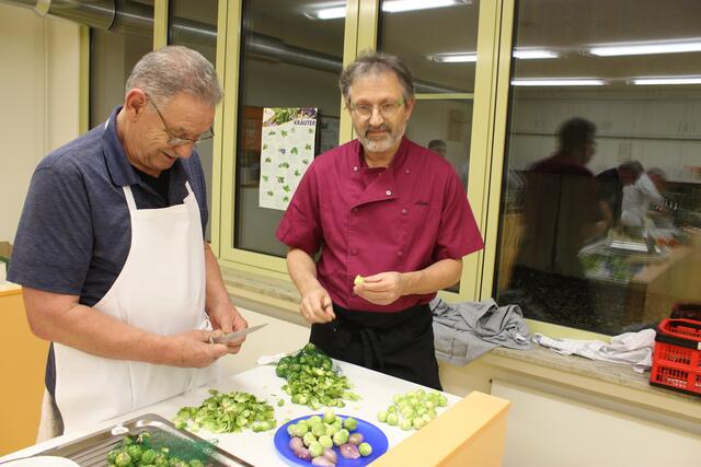 Rosenkohl herrichten - das können Willi Buhmeier (links) und Dr. Alois Mossmiller am Besten.