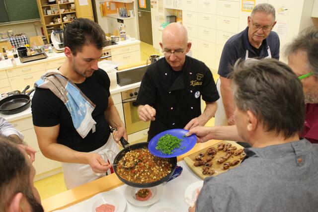 Die Kräuter-Champignons mit Tomaten, Kurz vor dem Anrichten kommen die feingehackten Kräuter darunter.
