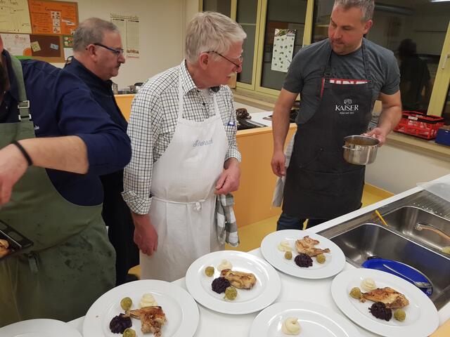 Artur Silva, Georg Lipp und der Verantwortliche des Hauptgerichts Stefan Kaiser, der die delikate Sauce drapiert.