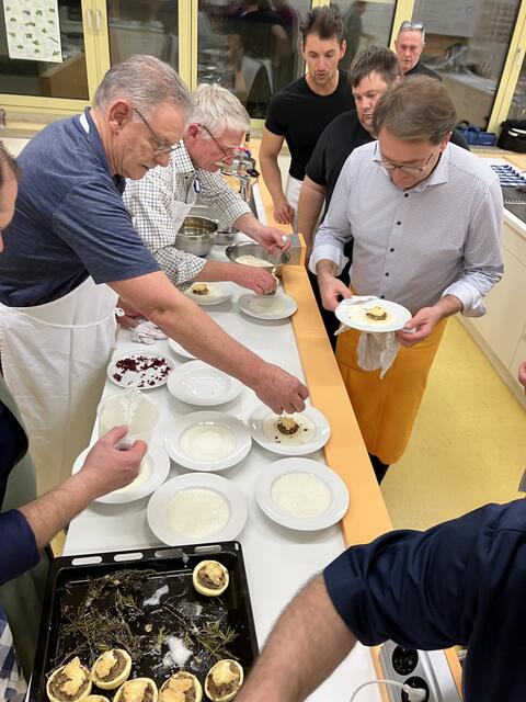 Wenn angerichtet wird muss es hopp hopp gehn. Die Suppe muss heiß auf den Tisch.
