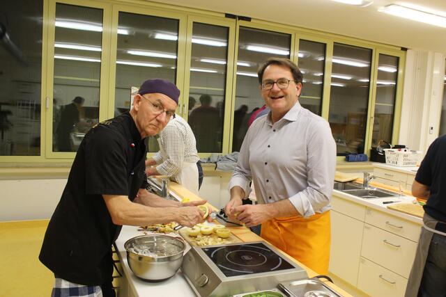 Klaus Hill links und Dr. Roland Ziegler bereiten die Bratäpfel, die Suppeneinlage, vor.
