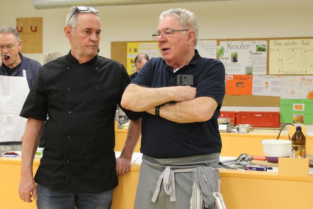 Von links: Willi Buhmaier probiert die Soße während sich Stefan Zink und Karl Rupp über das Menü unterhalten.