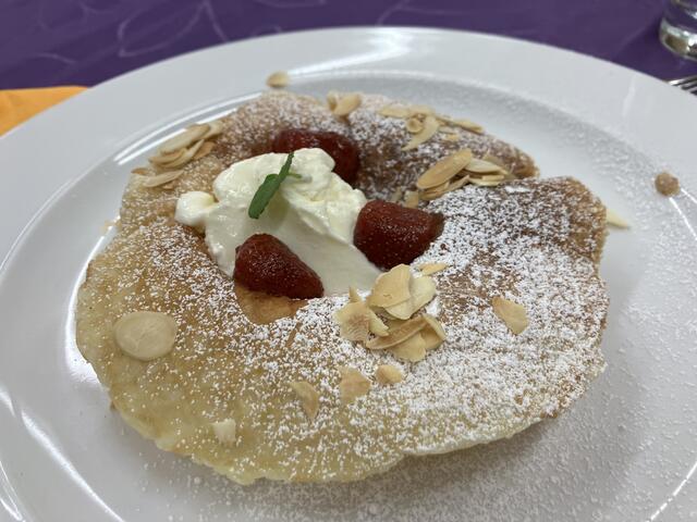 Auf dem Bild leider nicht zu erkennen, wie toll die Waffel aussah und wie sie gemundet hat - einfach Klasse. Das Jogurtheis wurde in einem Ninja-Küchengerät von Arthur Silva köstlich zubereitet.