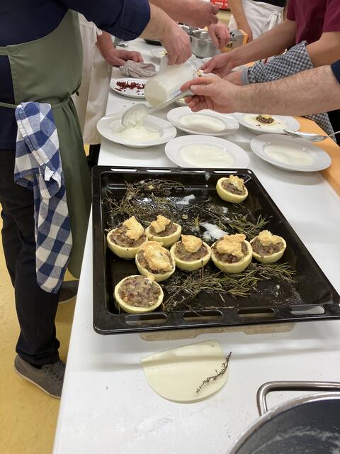 Das ist die Suppeneinlage: ein mit Maronen gefüllter halber Bratapfel.
