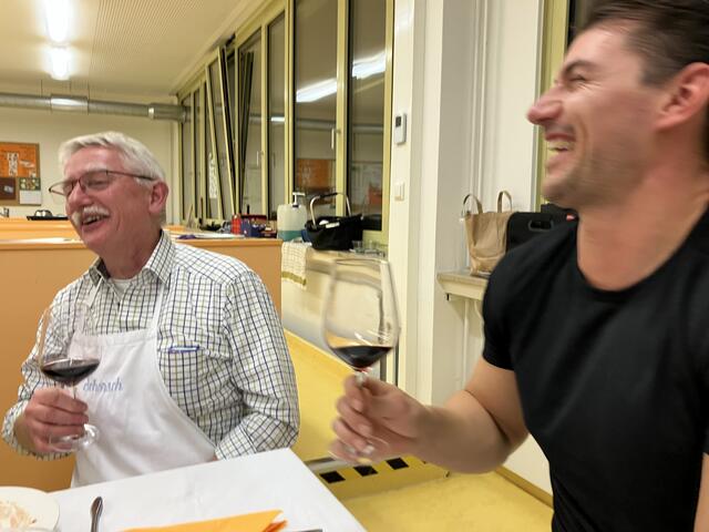 Eine tolle Stimmung war es am ersten Kochabend im jahre 2025 - Prost.