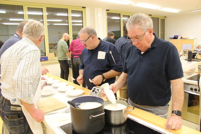 Das Gericht heißt ja auch Pastinaken-Apfel-Schaumsüppchen - für den perfekten Schaum sorgte Karl Rupp (rechts). Mit den Zauberstab ist er der betse "Schaumschläger".