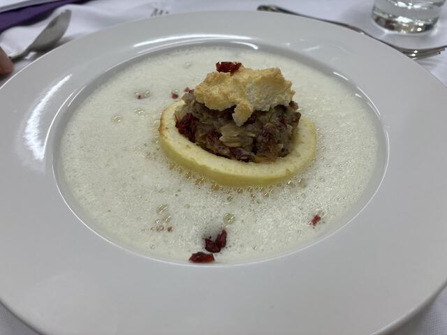 War mit einer der genussreichen Höhepunkte des harmonischen Kochabends. Die Pastinaken-Apfel-Schaumsuppe mit Bratapfel, zubereitet von Georg Lipp.