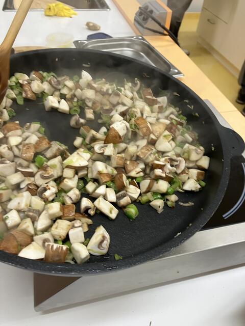 Die Kräuterchampignons, die zu den Schweineröllchen auf rotem Risotto gehören.